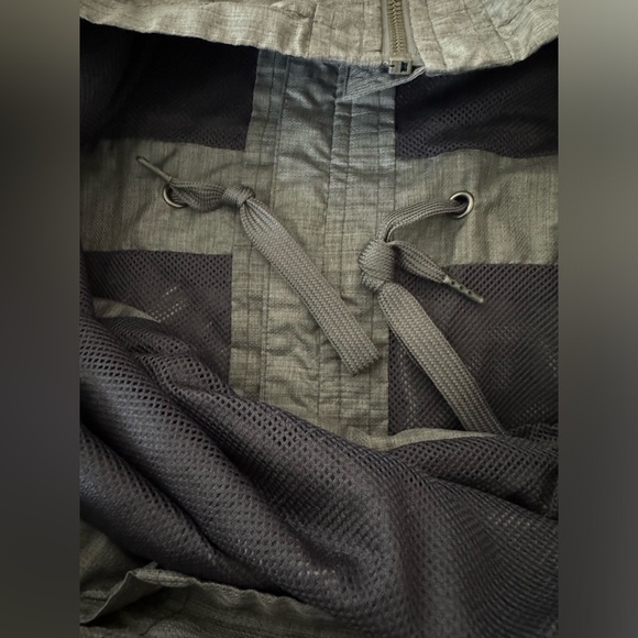 Athleta City Chic Water Resistant Windbreaker Rain Jacket Medium. Lightweight. - Picture 8 of 9